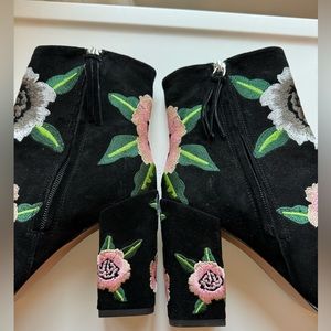 Rebecca Minkoff boots size 8. Just like new. Black/pink.